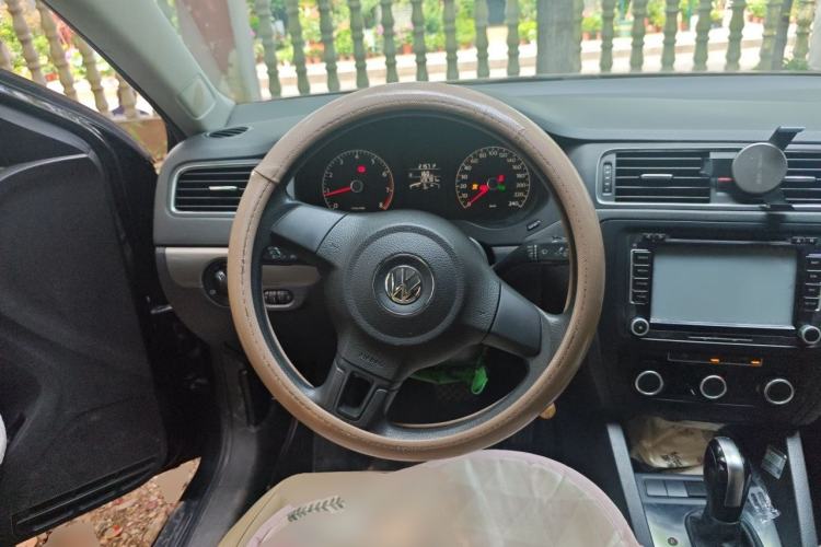 Used Volkswagen Sagitar 2012 1.6L Automatic Fashion Edition Steering Wheel