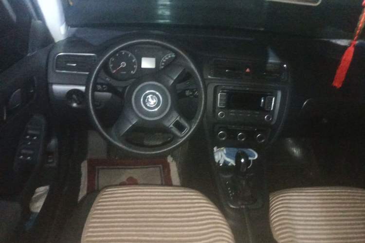 Used Volkswagen Sagitar 2012 1.6L Automatic Fashion Edition Steering Wheel