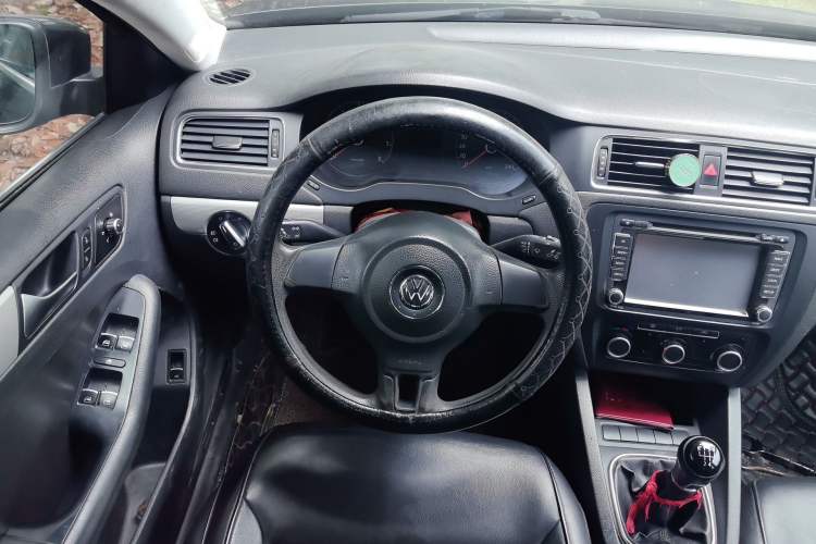 Used Volkswagen Sagitar 2012 1.6L Manual Comfort Model Steering Wheel
