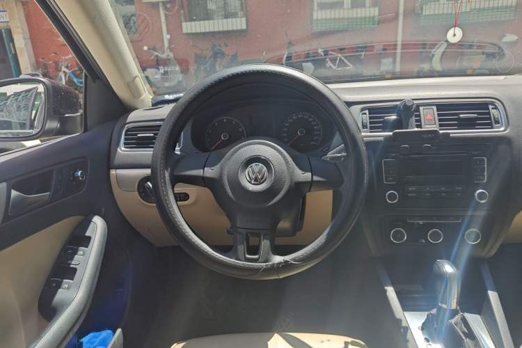 Used Volkswagen Sagitar 2012 1.6L Automatic Comfort Edition Steering Wheel
