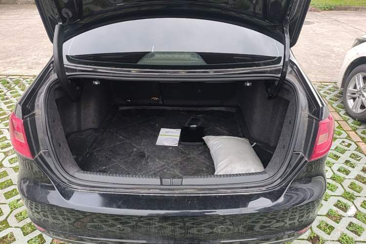 Used Volkswagen Sagitar 2012 1.6L Manual Comfort Model Trunk