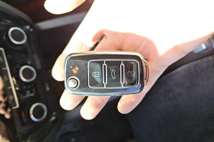 Used Volkswagen Sagitar 2012 1.6L Automatic Comfort Edition Vehicle Key