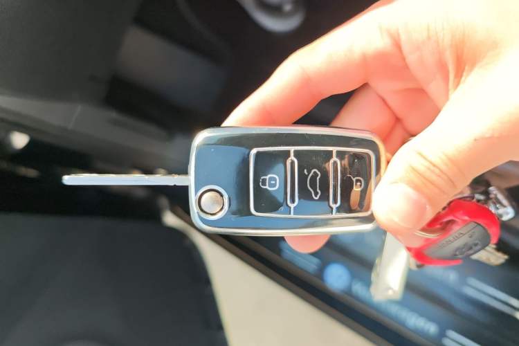 Used Volkswagen Sagitar 2012 1.6L Automatic Comfort Edition Vehicle Key