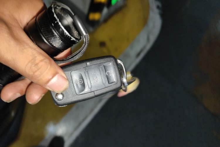 Used Volkswagen Sagitar 2012 1.6L Automatic Fashion Edition Vehicle Key