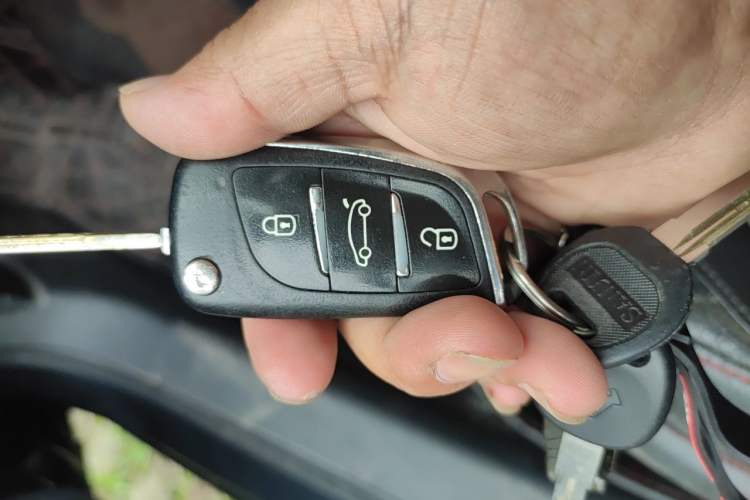 Used Volkswagen Sagitar 2012 1.6L Automatic Fashion Edition Vehicle Key