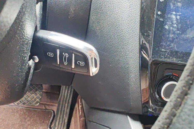 Used Volkswagen Sagitar 2012 1.6L Automatic Comfort Edition Vehicle Key