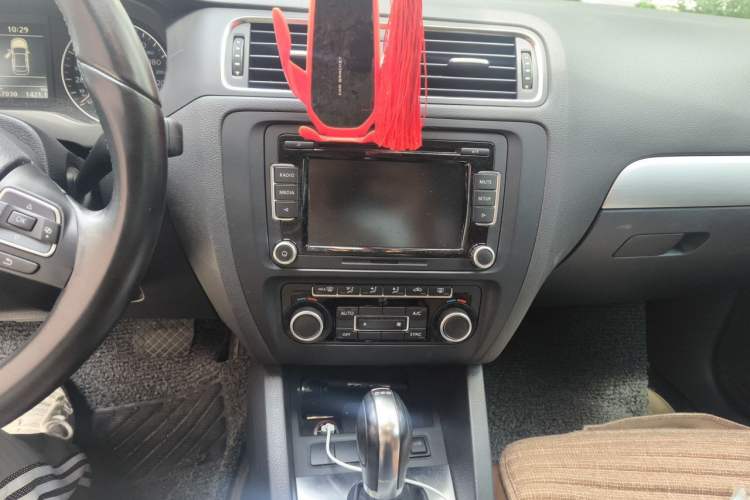 Used Volkswagen Sagitar 2012 1.4TSI Automatic Fashion Edition Audio And AC Panel