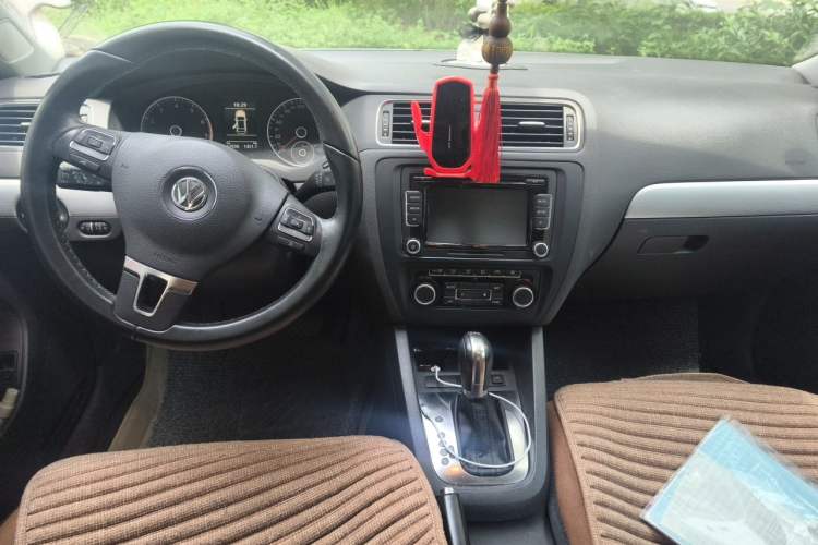 Used Volkswagen Sagitar 2012 1.4TSI Automatic Fashion Edition Center Console