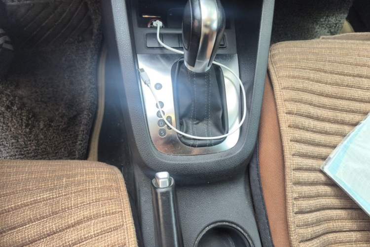 Used Volkswagen Sagitar 2012 1.4TSI Automatic Fashion Edition Gear Lever