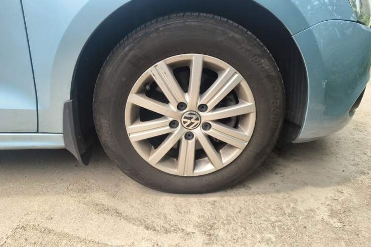 Used Volkswagen Sagitar 2012 1.4TSI Automatic Fashion Edition Right Front Wheel Hub