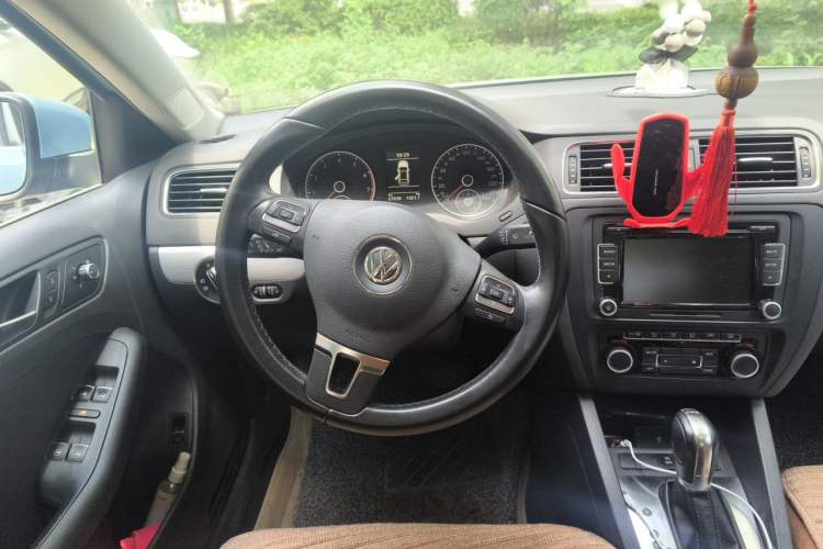 Used Volkswagen Sagitar 2012 1.4TSI Automatic Fashion Edition Steering Wheel