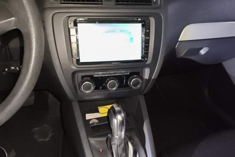 Used Volkswagen Sagitar 2012 1.6L Automatic Comfort Edition Audio And AC Panel