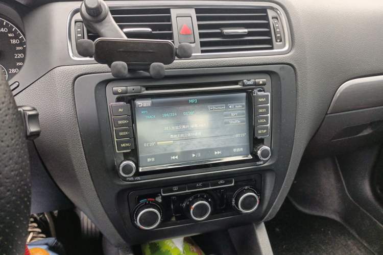 Used Volkswagen Sagitar 2012 1.4TSI Automatic Fashion Edition Audio And AC Panel
