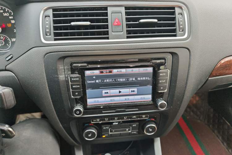 Used Volkswagen Sagitar 2012 1.4TSI Automatic Flagship Edition Audio And AC Panel