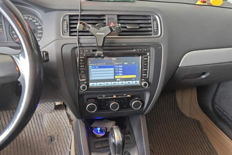 Used Volkswagen Sagitar 2012 1.6L Automatic Comfort Edition Audio And AC Panel
