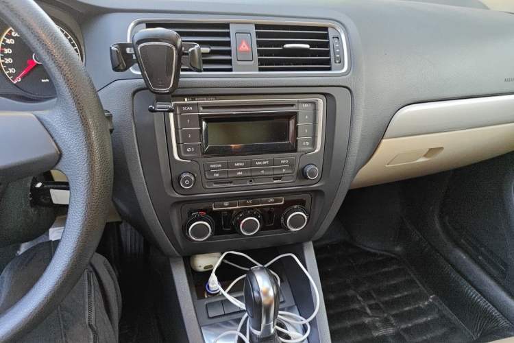 Used Volkswagen Sagitar 2012 1.6L Automatic Fashion Edition Audio And AC Panel