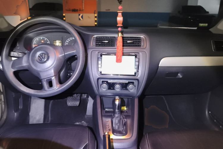Used Volkswagen Sagitar 2012 1.6L Automatic Comfort Edition Center Console