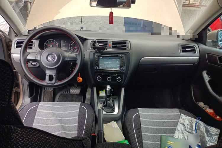 Used Volkswagen Sagitar 2012 1.4TSI Automatic Fashion Edition Center Console