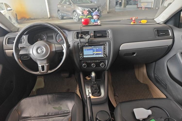 Used Volkswagen Sagitar 2012 1.6L Automatic Comfort Edition Center Console