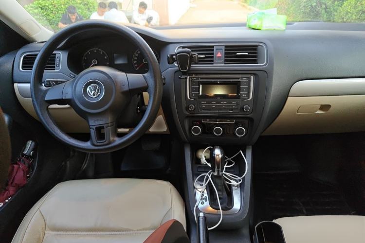 Used Volkswagen Sagitar 2012 1.6L Automatic Fashion Edition Center Console