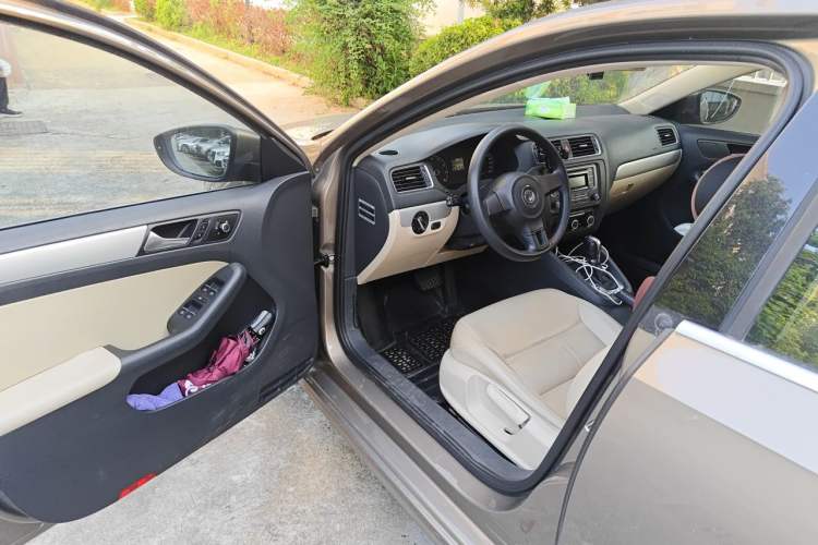 Used Volkswagen Sagitar 2012 1.6L Automatic Fashion Edition Driver Seat