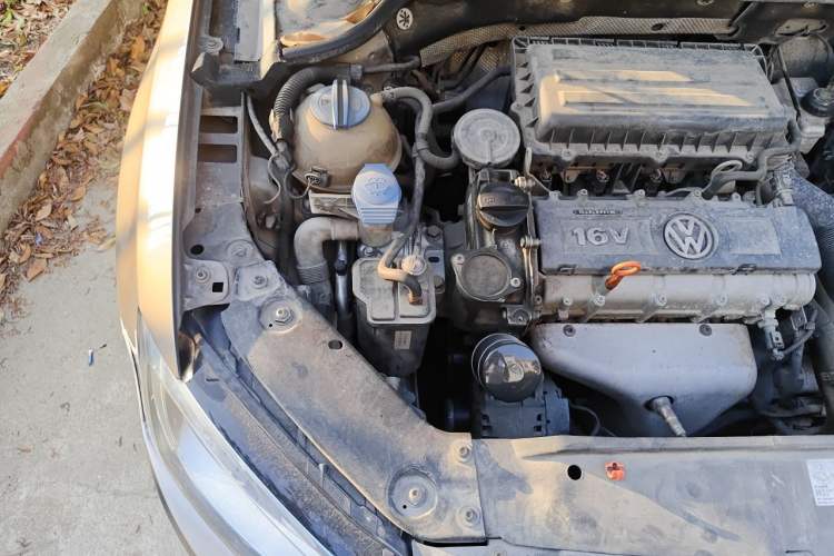 Used Volkswagen Sagitar 2012 1.6L Automatic Fashion Edition Engine Bay Right