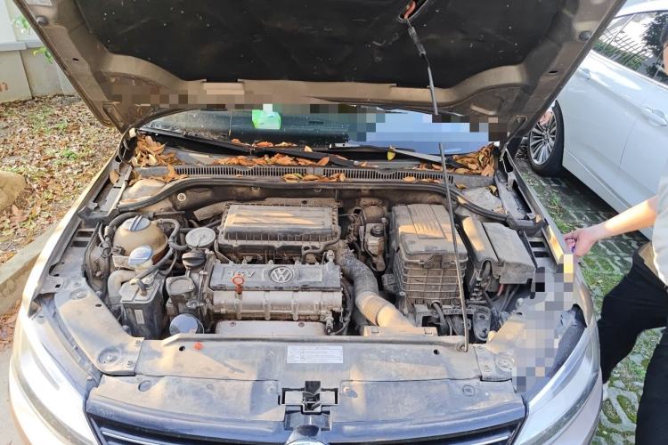 Used Volkswagen Sagitar 2012 1.6L Automatic Fashion Edition Engine Bay