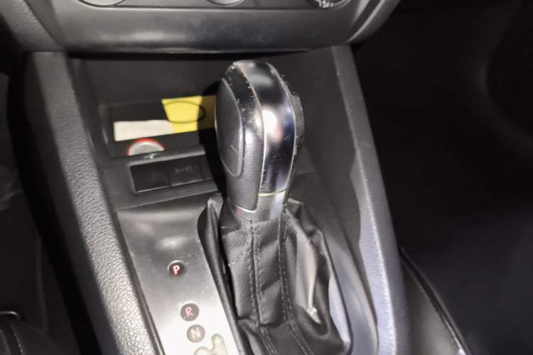 Used Volkswagen Sagitar 2012 1.6L Automatic Comfort Edition Gear Lever