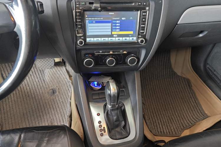 Used Volkswagen Sagitar 2012 1.6L Automatic Comfort Edition Gear Lever