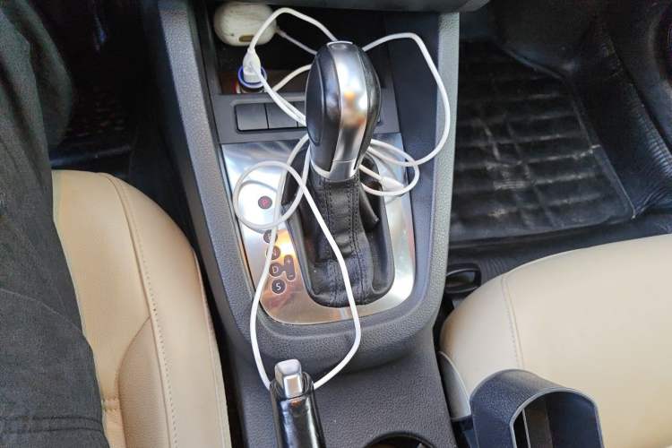 Used Volkswagen Sagitar 2012 1.6L Automatic Fashion Edition Gear Lever