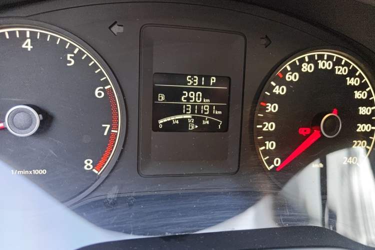 Used Volkswagen Sagitar 2012 1.6L Automatic Fashion Edition Odometer Close Up