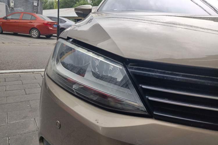 Used Volkswagen Sagitar 2012 1.4TSI Automatic Fashion Edition Right Front Headlight