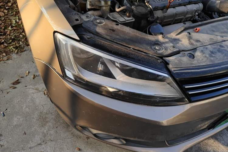 Used Volkswagen Sagitar 2012 1.6L Automatic Fashion Edition Right Front Headlight