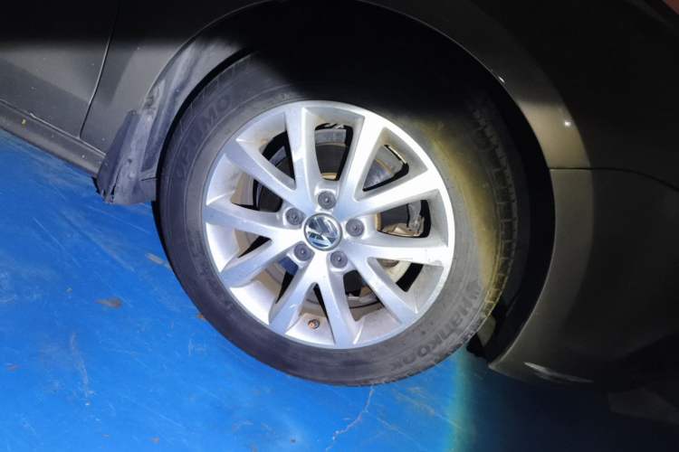 Used Volkswagen Sagitar 2012 1.6L Automatic Comfort Edition Right Front Wheel Hub