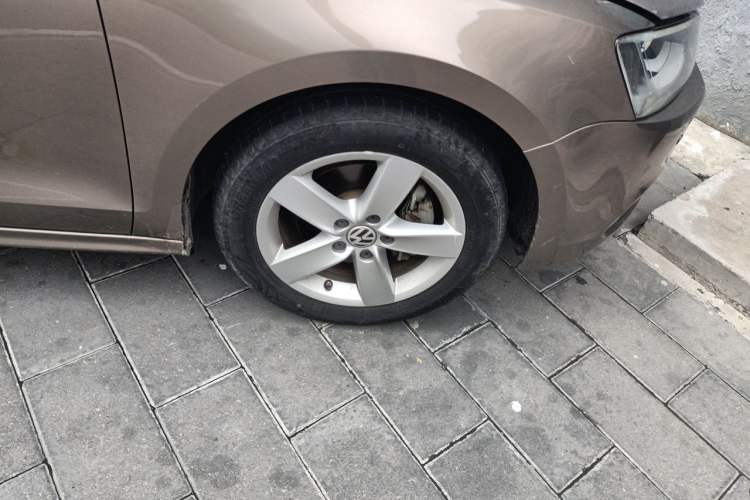 Used Volkswagen Sagitar 2012 1.4TSI Automatic Fashion Edition Right Front Wheel Hub