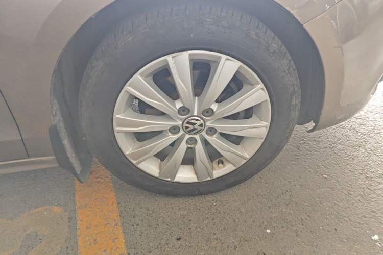 Used Volkswagen Sagitar 2012 1.6L Automatic Comfort Edition Right Front Wheel Hub