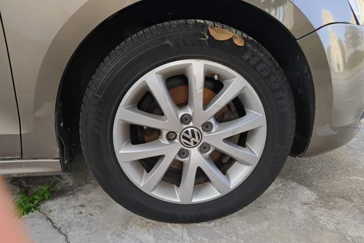 Used Volkswagen Sagitar 2012 1.6L Automatic Fashion Edition Right Front Wheel Hub