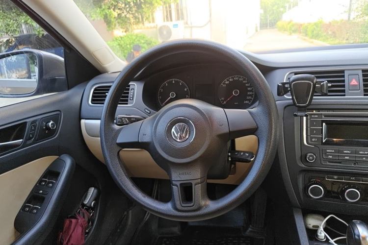 Used Volkswagen Sagitar 2012 1.6L Automatic Fashion Edition Steering Wheel
