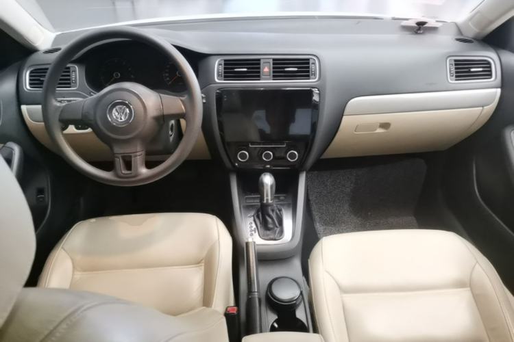 Used Volkswagen Sagitar 2012 1.6L Automatic Comfort Edition Center Console