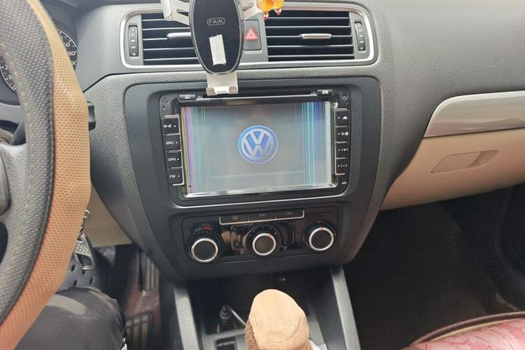 Used Volkswagen Sagitar 2012 1.6L Automatic Comfort Edition Audio And AC Panel