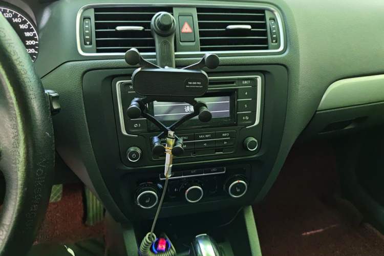 Used Volkswagen Sagitar 2012 1.6L Automatic Comfort Edition Audio And AC Panel