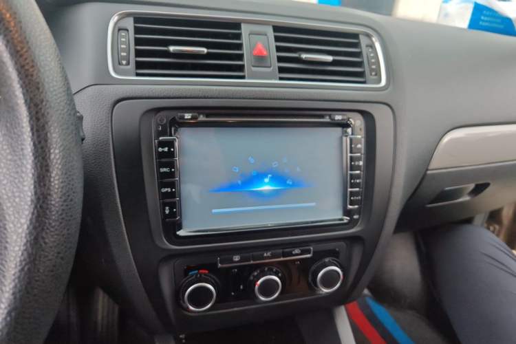 Used Volkswagen Sagitar 2012 1.6L Manual Comfort Model Audio And AC Panel