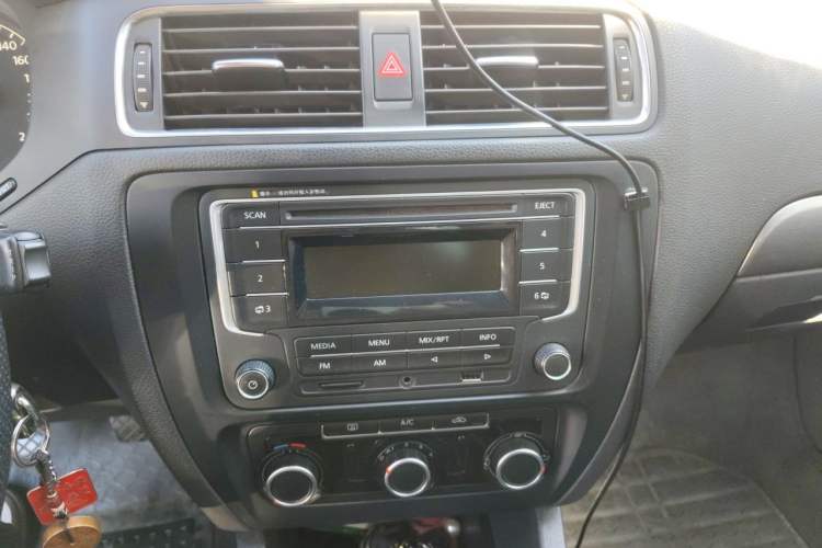 Used Volkswagen Sagitar 2012 1.6L Manual Fashion Edition Audio And AC Panel