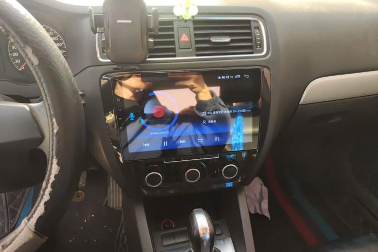 Used Volkswagen Sagitar 2012 1.6L Automatic Comfort Edition Audio And AC Panel