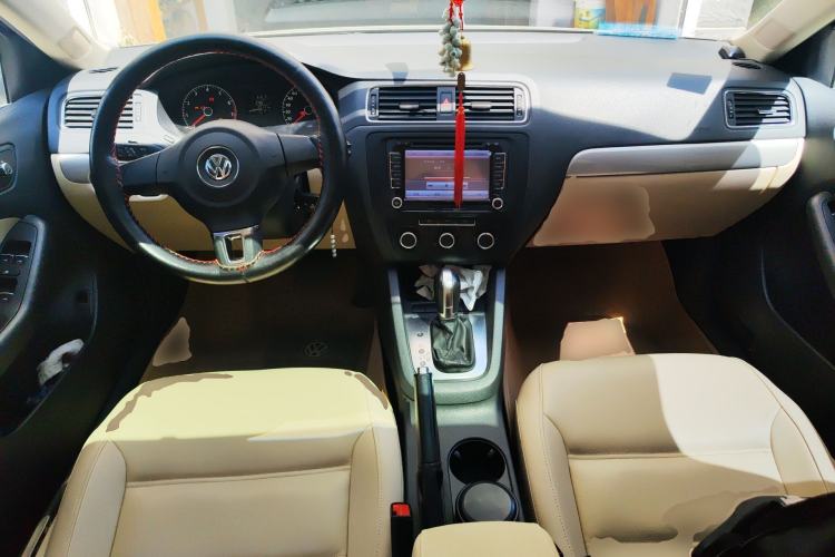 Used Volkswagen Sagitar 2012 1.6L Automatic Comfort Edition Center Console