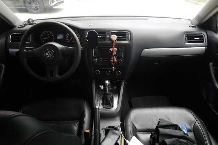 Used Volkswagen Sagitar 2012 1.6L Automatic Comfort Edition Center Console