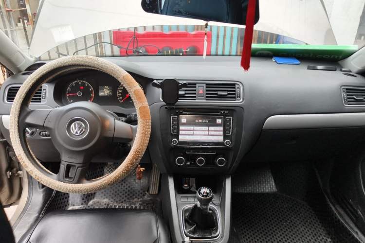 Used Volkswagen Sagitar 2012 1.6L Manual Comfort Model Center Console