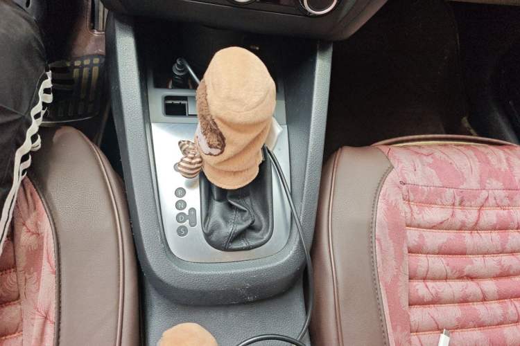 Used Volkswagen Sagitar 2012 1.6L Automatic Comfort Edition Gear Lever