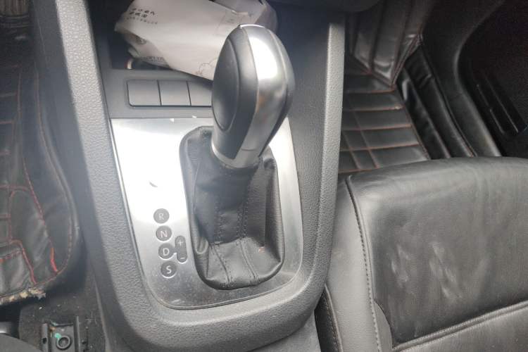 Used Volkswagen Sagitar 2012 1.6L Automatic Comfort Edition Gear Lever