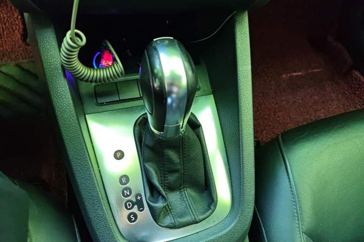 Used Volkswagen Sagitar 2012 1.6L Automatic Comfort Edition Gear Lever